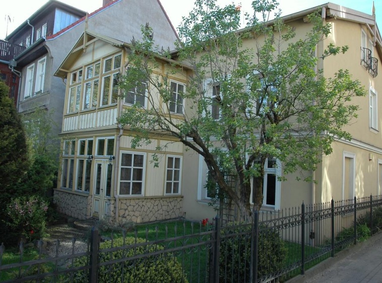 Willa Z Ż&oacute;łtą Werandą 